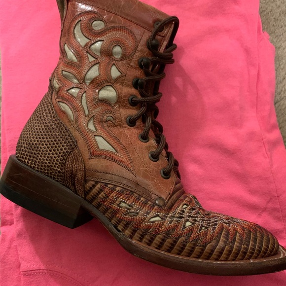 One of a kind lace up Lucchese woman’s boot. - Picture 4 of 8
